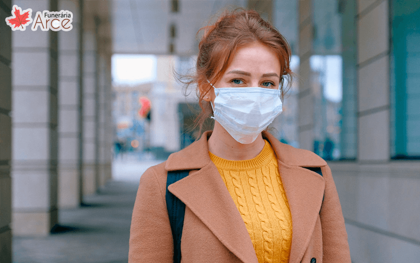 Mulher na rua com máscara - coronavírus
