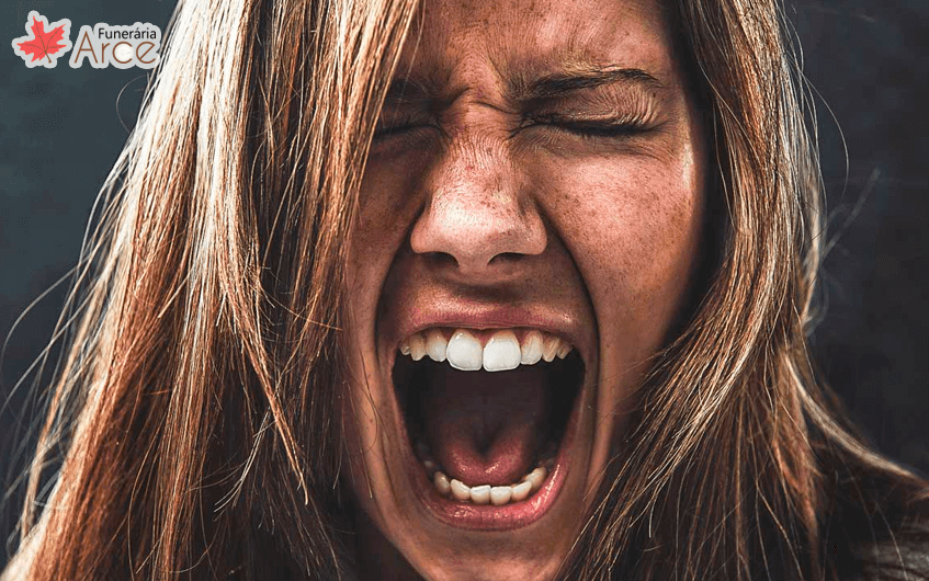 Mulher gritando de olhos fechados - fobia