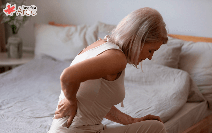 Mulher com dor nas costas - fibromialgia