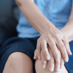 Mulher com as mãos no joelho - artrose