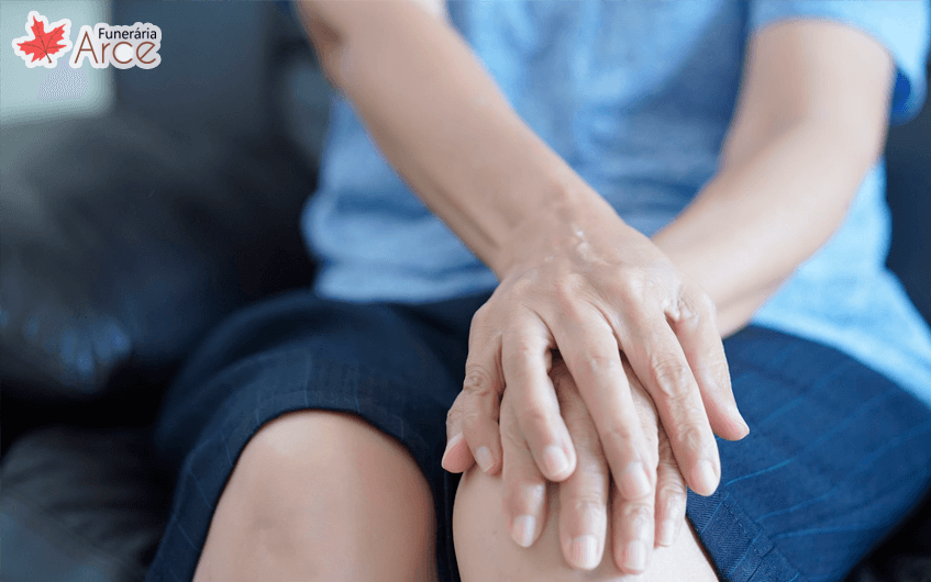 Mulher com as mãos no joelho - artrose
