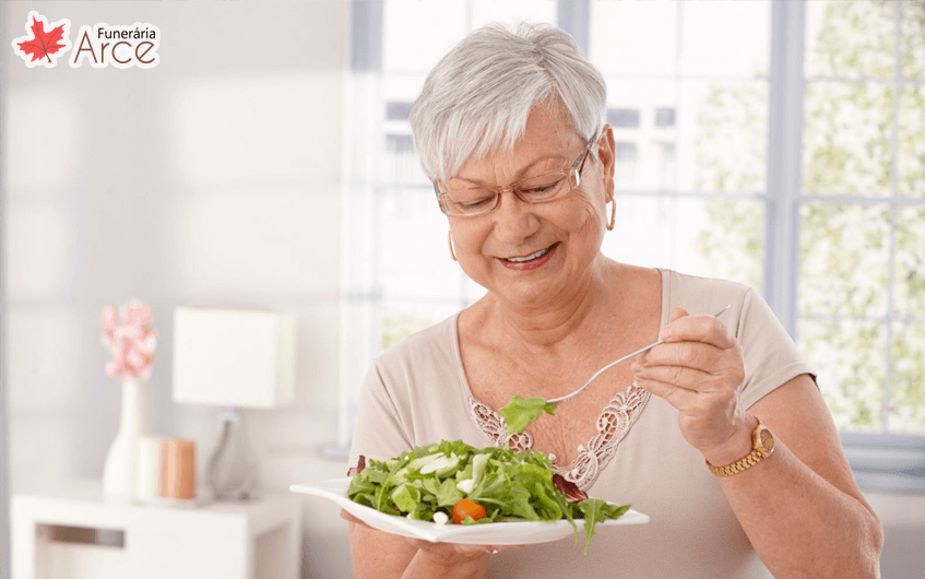 Mulher idosa comendo salada - envelhecimento