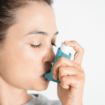 Mulher usando bombinha de asma
