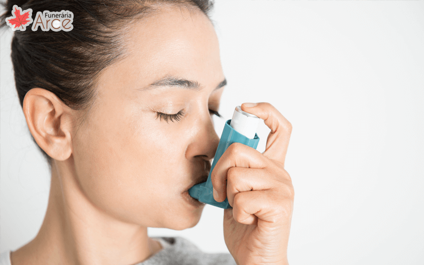 Mulher usando bombinha de asma
