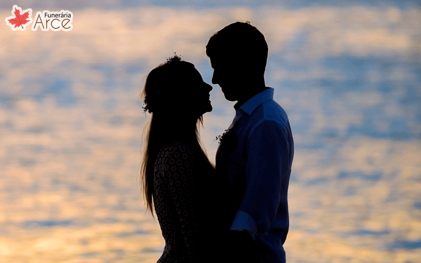 Casal de namorados na praia - apaixonados