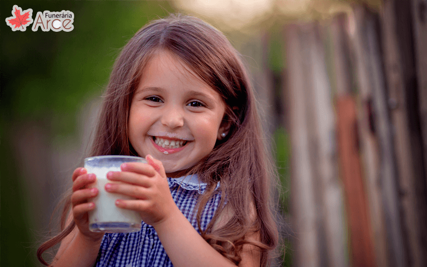 Garotinha bebendo leite - intolerância à lactose