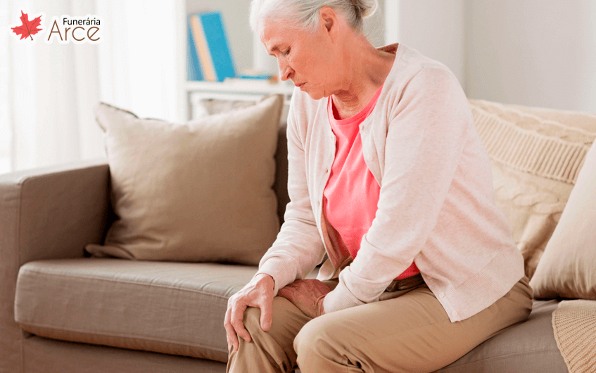 Mulher com dor nos joelhos - osteoporose